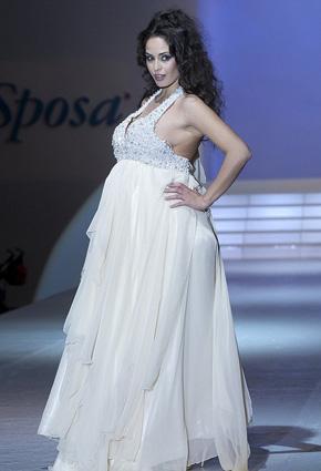 حبيبة ماريو بالوتيلي تعرض فستان زفاف أثناء حملها. هل يتزوجها؟